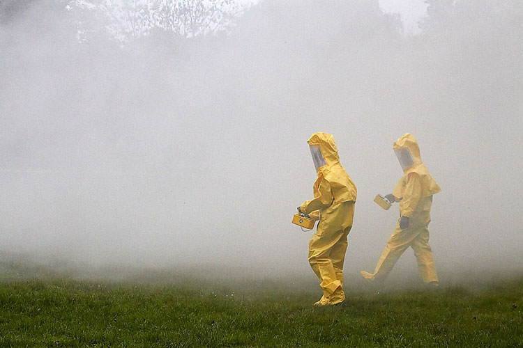 Critical Art Ensemble, Radiation Burn: a temporary monument to public safety. Performance menée à Halle (Saale, en Allemagne) en octobre 2010.