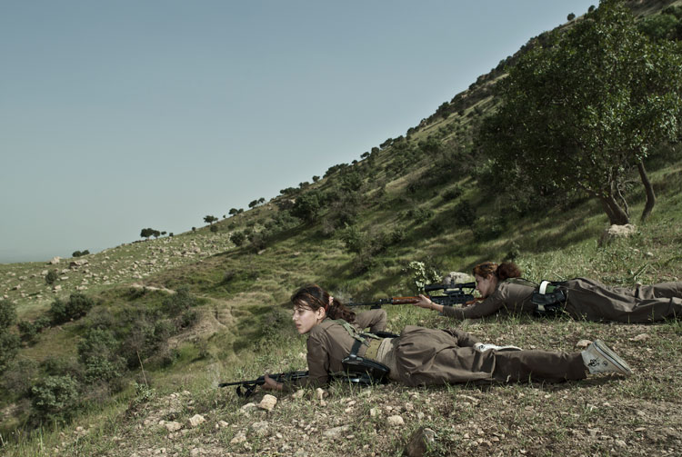 Emeric Lhuisset. Théâtre de guerre. Photographies avec un groupe de guérilla Kurde Iranien.