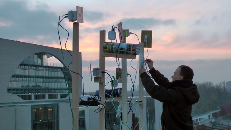 Christopher Wachter & Mathias Jud, Can you hear me ? Antennes sur le toit de l'Ambassade de Suisse à Berlin.