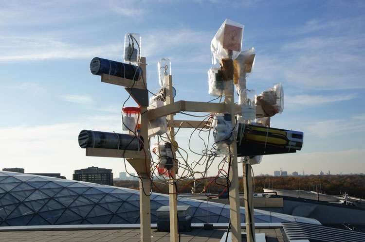 Christopher Wachter & Mathias Jud, Can you hear me ? Antennes pointées vers l'Ambassade des États-Unis à Berlin.