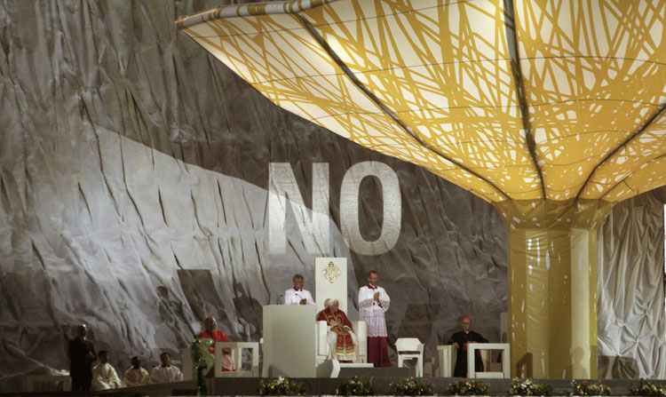 No. Projection de "No" (non) lors de la visite du pape Benoît XVI à Madrid en 2011.