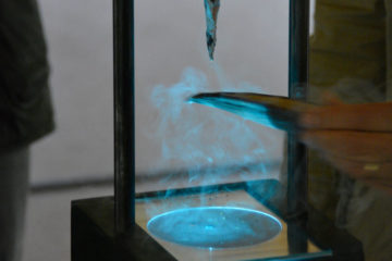 Gouttes d’oxygène liquide devenues tangibles dans l’installation 2080, présentée dans le cadre de l’exposition Aquaplanet de Labofactory