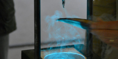Gouttes d’oxygène liquide devenues tangibles dans l’installation 2080, présentée dans le cadre de l’exposition Aquaplanet de Labofactory