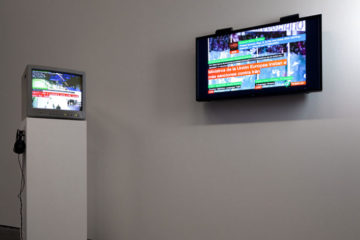 TV-BOT 1.0 (2005) et TV-BOT 2.0 (2010), Marc Lee, 2011. Mise en regard de deux versions de l'œuvre TV-BOT lors de l'exposition Digital Art Conservation au ZKM | Medien Museum en 2011.