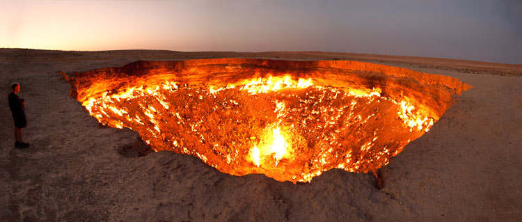 La Porte de l'Enfer est un champ de gaz naturel situé à Derweze au Turkménistan. La porte de l'enfer est appelée ainsi à cause de son foyer de gaz naturel brûlant en permanence depuis qu'il a été allumé par des scientifiques soviétiques de la pétrochimie en 1971.