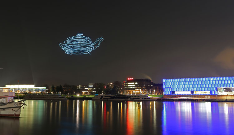 Les essaims des quadcoptères de l'Ars Electronica Futurelab ont été la principale attraction au Voestalpine Klangwolke de 2012. Un public de 90 000 personnes a pu assister à un record du monde: la première formation en vol de 49 quadcoptères.