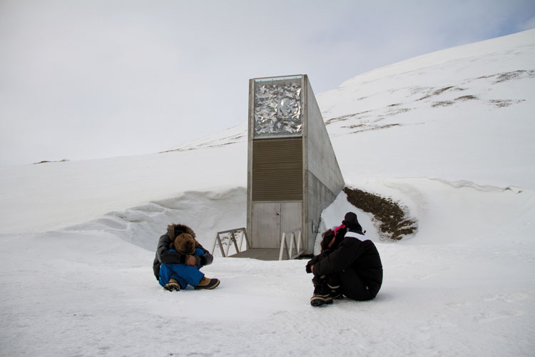Devenir Graine. Action devant le Svalbard Global Seed Vault, Longyearbyen, Svalbard, Mai 2012