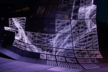 Electronic Shadow, Résonances. Œuvre vidéo-organique semi-générative en temps réel, intégrée au bâtiment des Turbulences de Jakob et MacFarlane, Frac Centre Orléans.