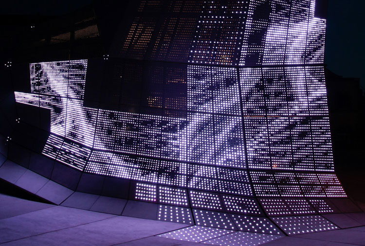 Electronic Shadow, Résonances. Œuvre vidéo-organique semi-générative en temps réel, intégrée au bâtiment des Turbulences de Jakob et MacFarlane, Frac Centre Orléans.