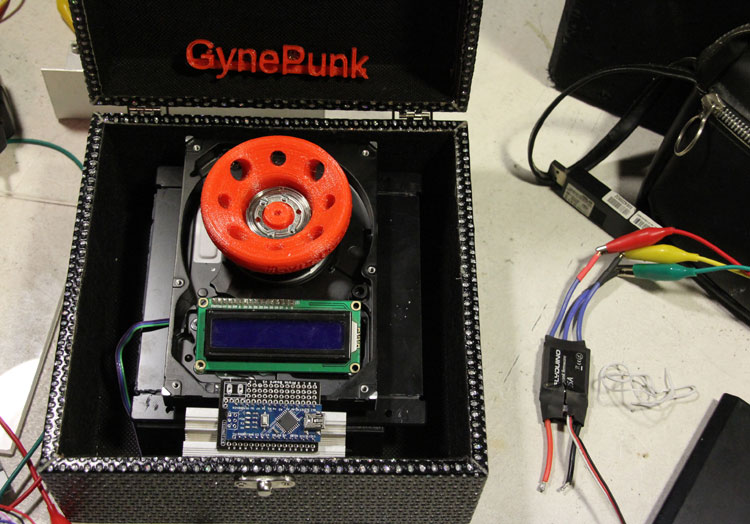 GynePunkFuge. Un moteur de disque dur recyclé, un support de tube imprimé en 3D, du hardware ouvert et la caisse sécurisée HardGlam assemblés pour une centrifuge GynePunk d'analyse des fluides corporels.